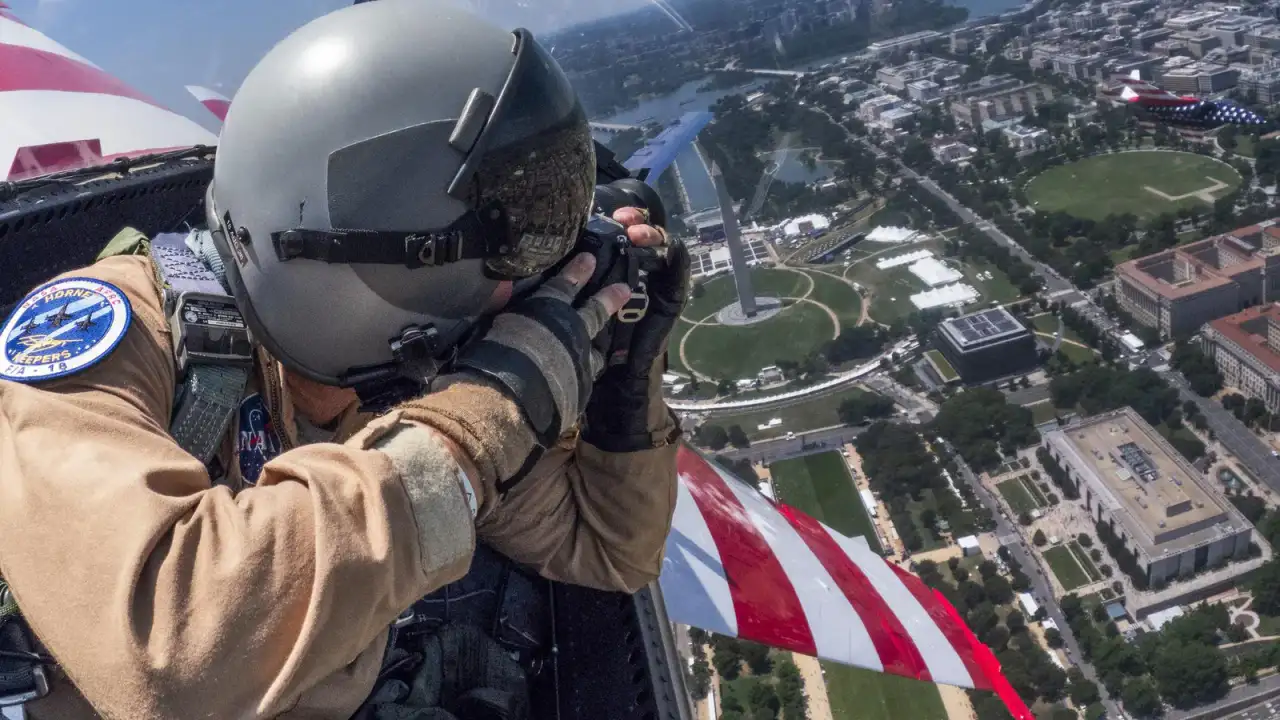 Fotógrafo de la NASA en un F-18 sobrevolando Washington durante el 4 de Julio