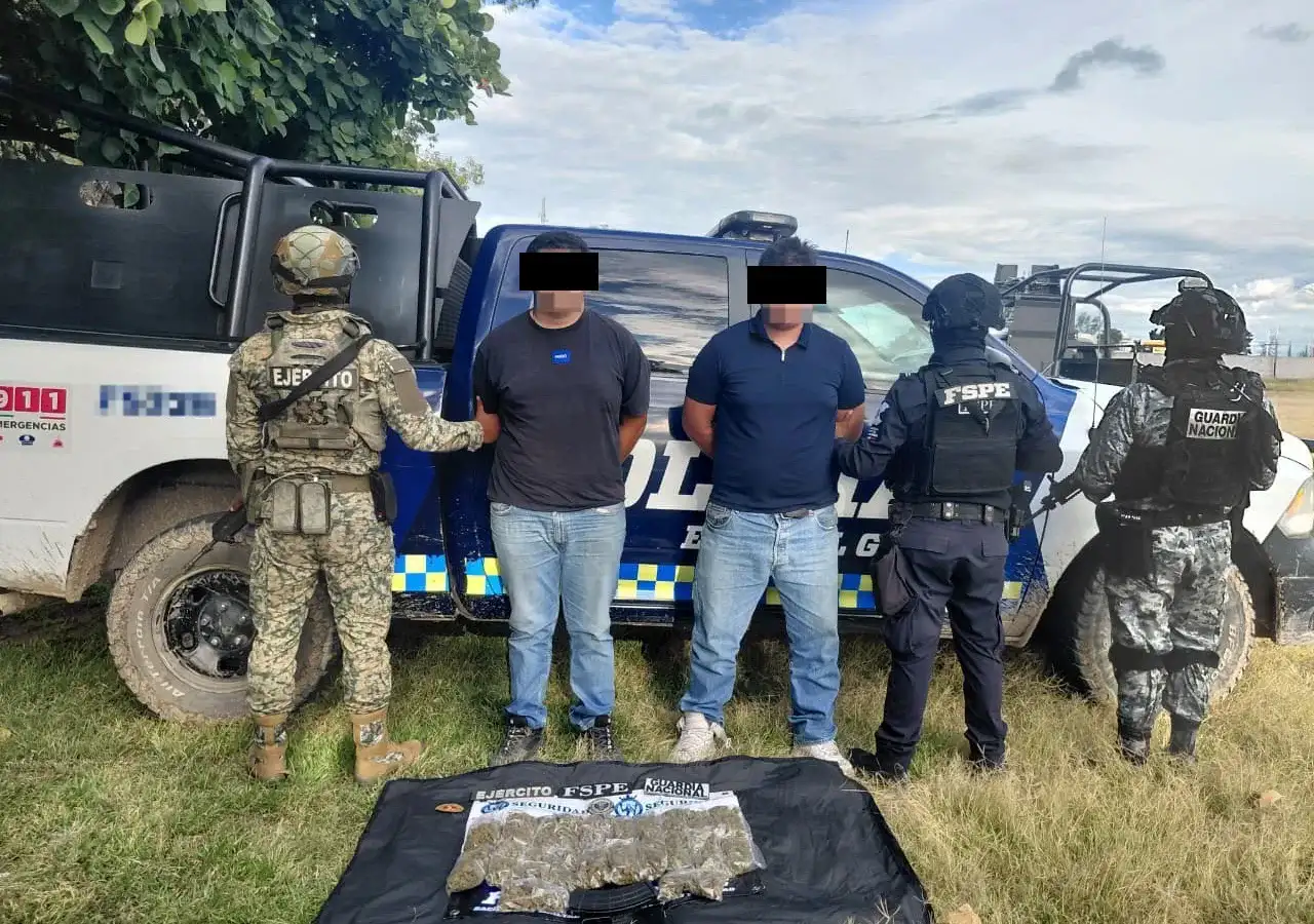 Vehículo y elementos de seguridad durante un operativo preventivo en Guanajuato