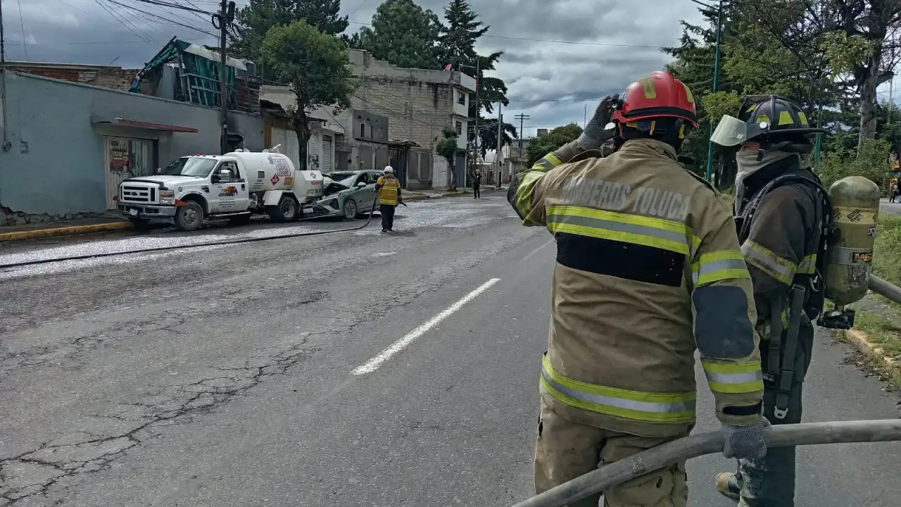 Cuerpos de emergencia acordonan la zona del accidente de una pipa de gas en San Luis Mextepec