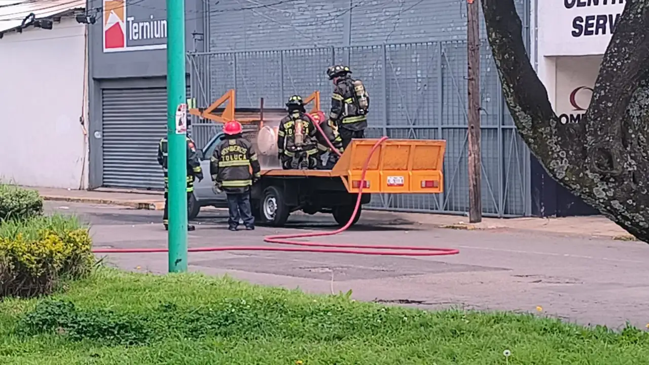 Personal de Protección Civil durante un operativo preventivo en una avenida de Toluca