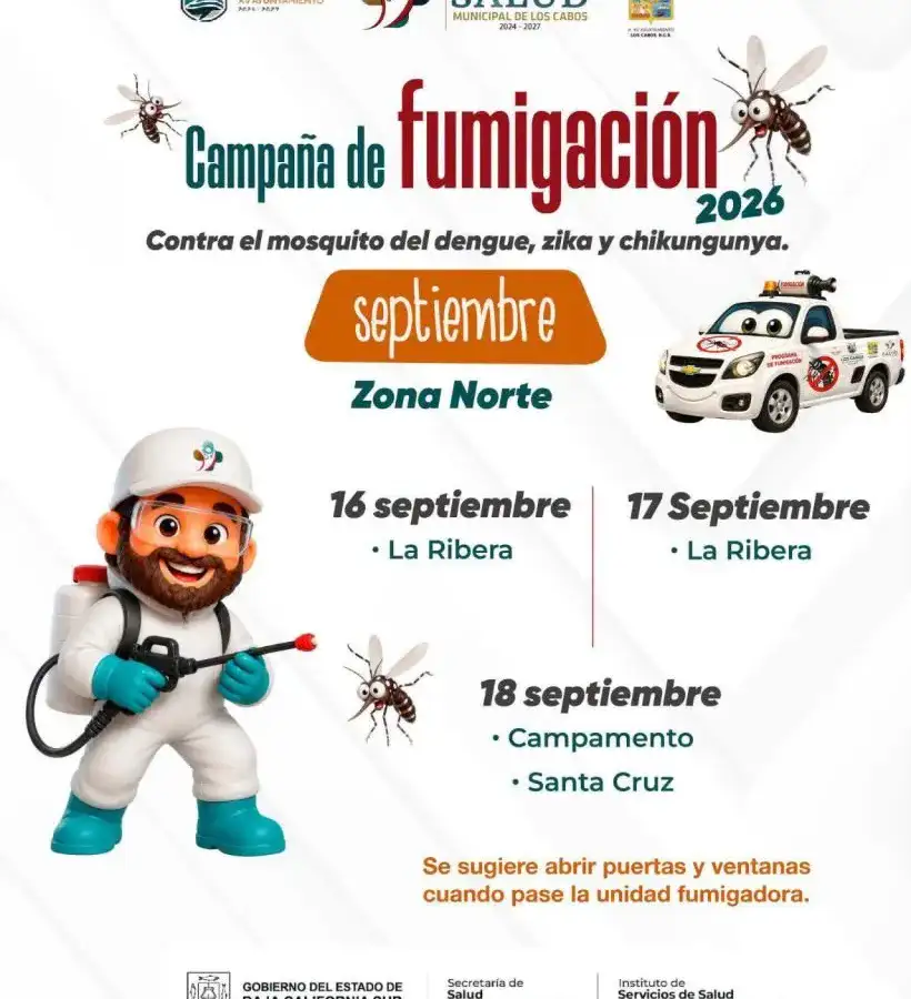 Unidad fumigadora recorriendo una calle de comunidad en Los Cabos