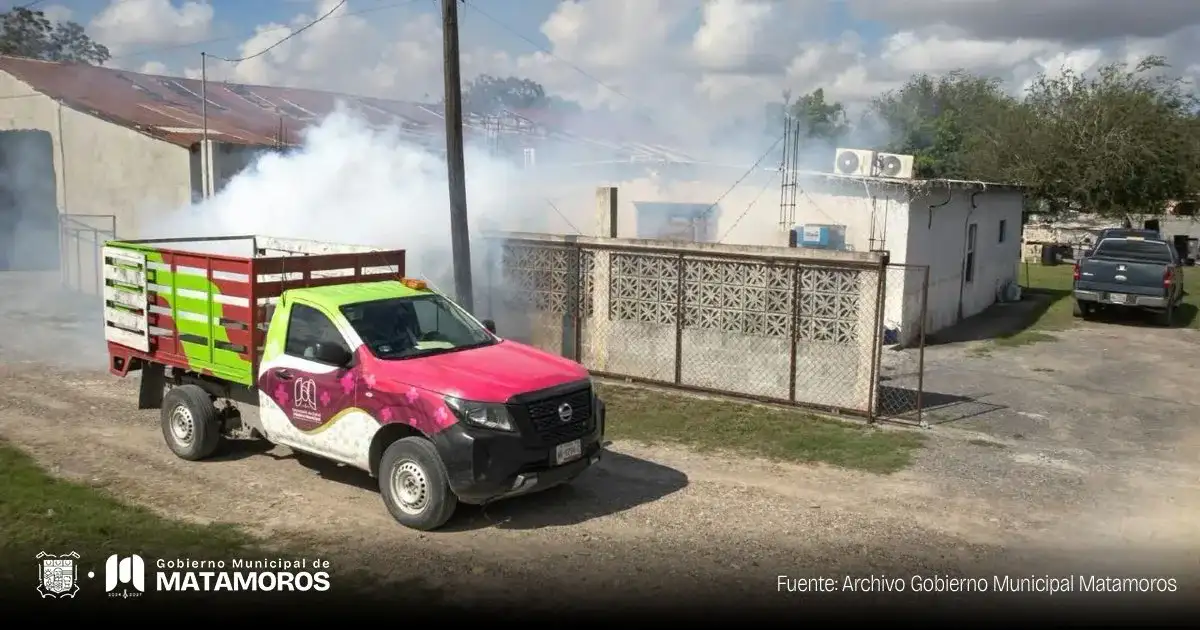 Brigadas de fumigación contra mosquitos en una comunidad de Matamoros