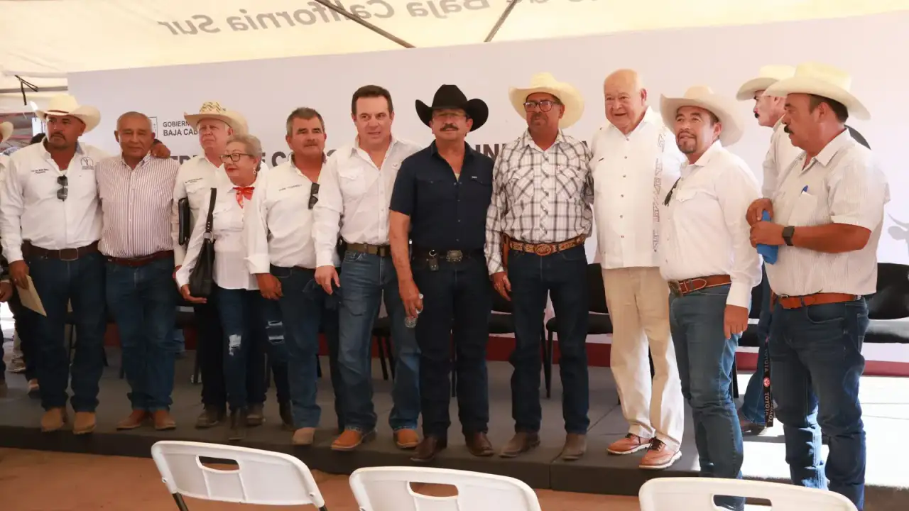 Ganaderos y autoridades durante la entrega de un predio en Baja California Sur
