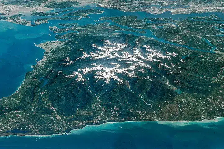 Vista panorámica de la Península Olímpica con montañas nevadas y valles desde el espacio