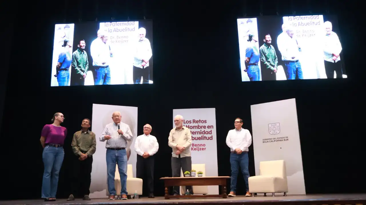 Gobernador de Baja California Sur durante conferencia sobre paternidad y abuelitud