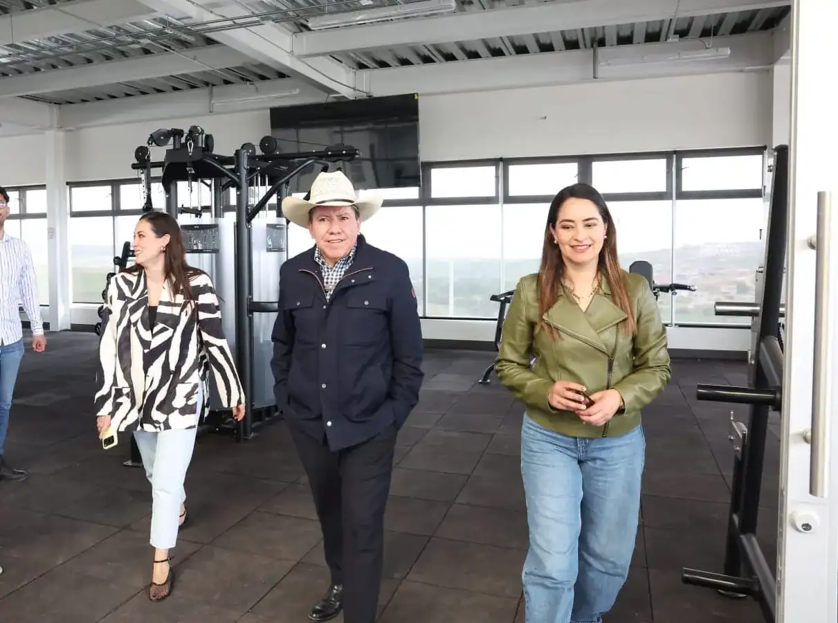 Gobernador David Monreal durante recorrido en obras del Gimnasio del Bienestar en El Orito