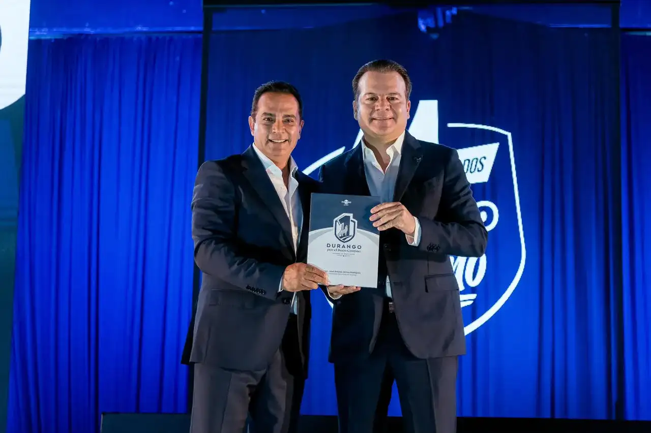 Gobernador y alcalde durante informe de resultados en Durango