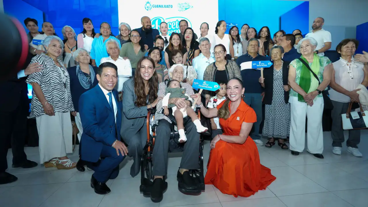 Gobernadora de Guanajuato durante evento con personas adultas mayores