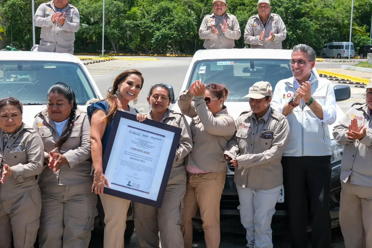 Trabajadores de vectores durante una jornada de nebulización en Quintana Roo