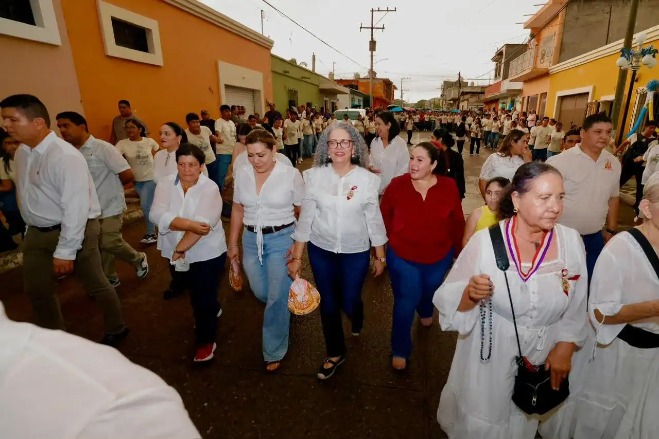 Gobernadora de Sinaloa durante la procesión de la Virgen del Rosario