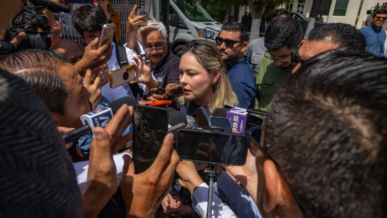 Elementos de seguridad patrullando las calles de Mazatlán