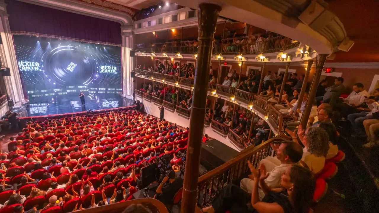 Gobernadora de Sinaloa en el teatro Ángela Peralta durante el concurso México Canta