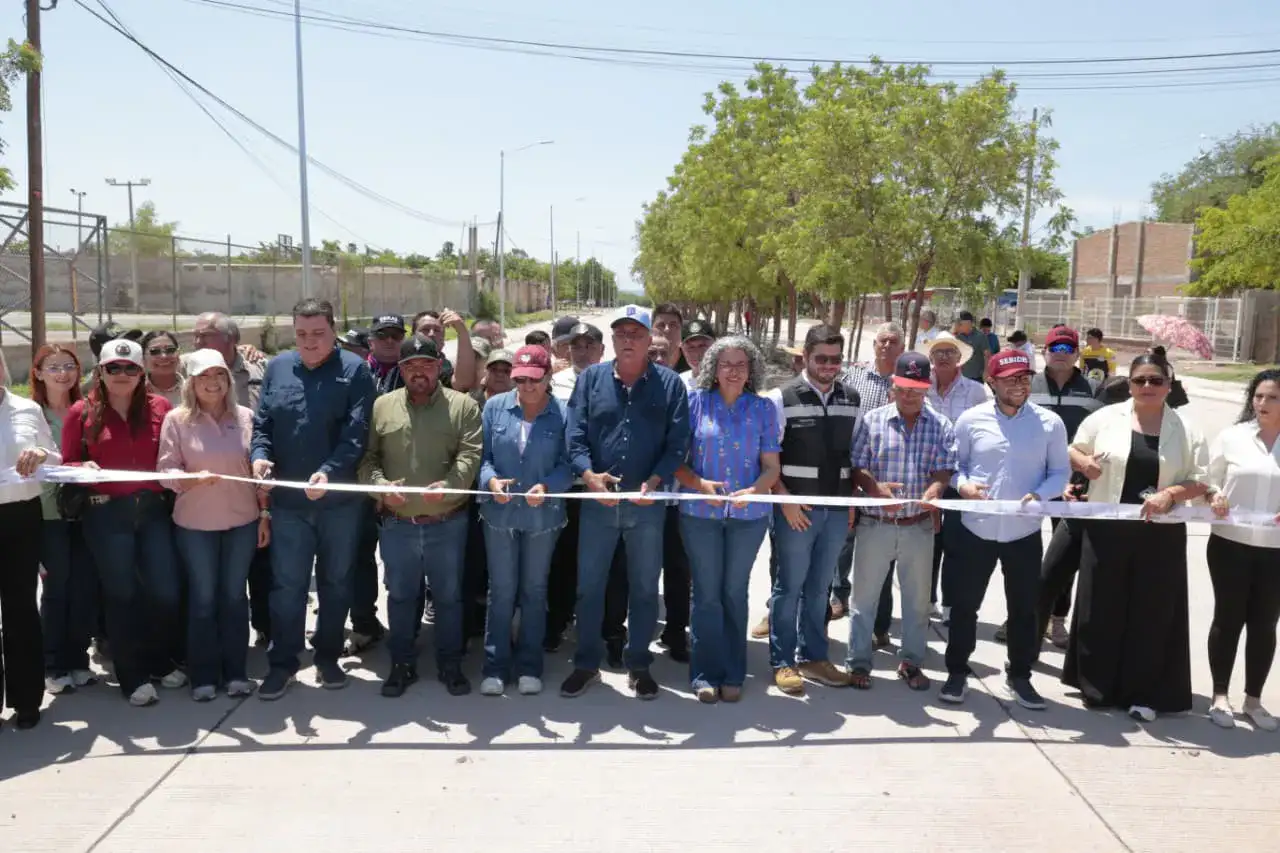 Autoridades y habitantes durante la inauguración del bulevar en Jahuara II