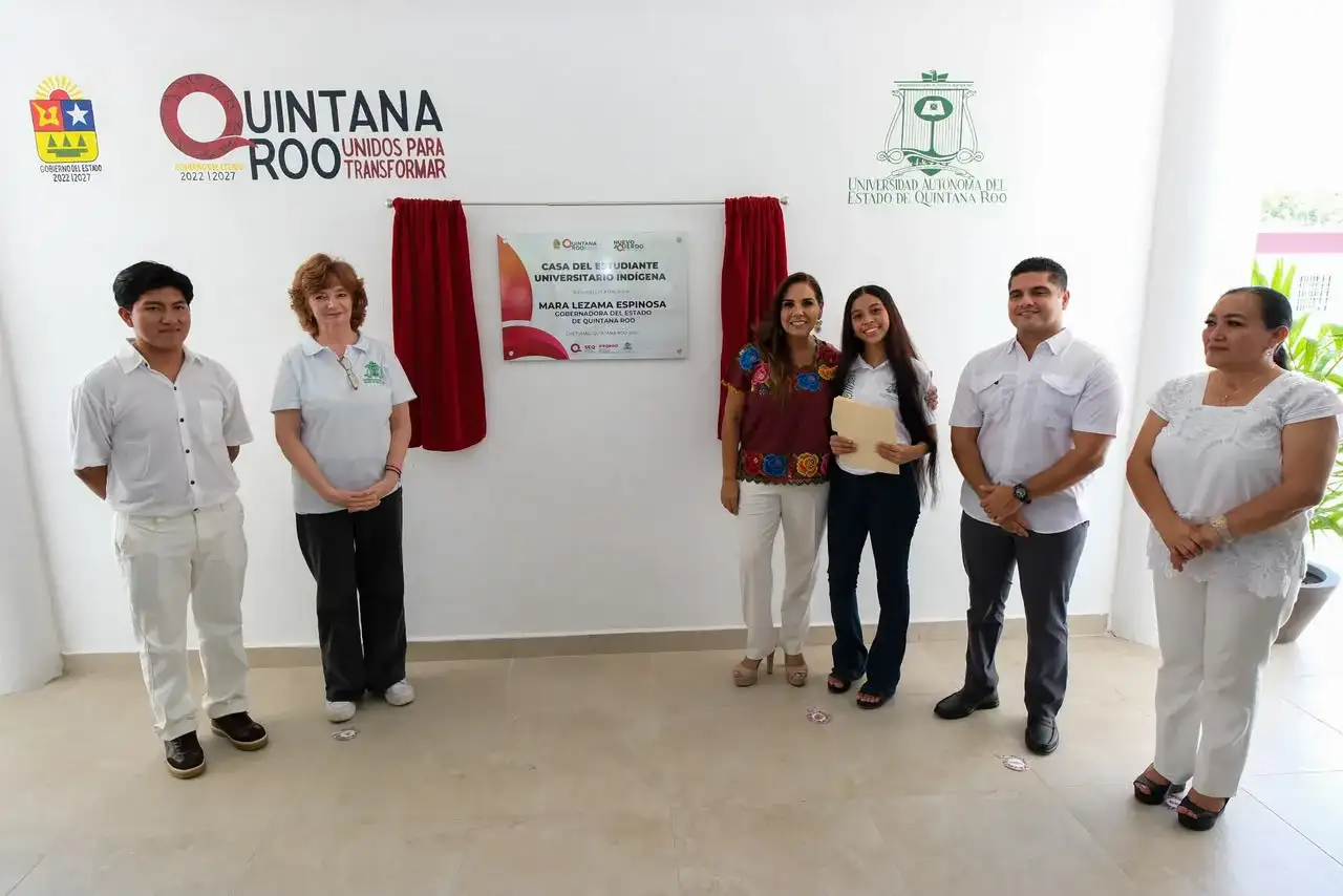 Autoridades y estudiantes durante la entrega de la Casa del Estudiante en Chetumal