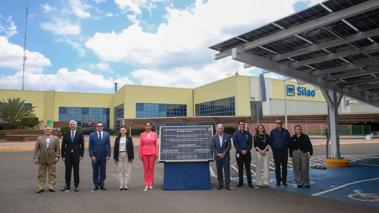 Gobernadora Libia Dennise García junto a directivos de GM en la inauguración de paneles solares en Silao