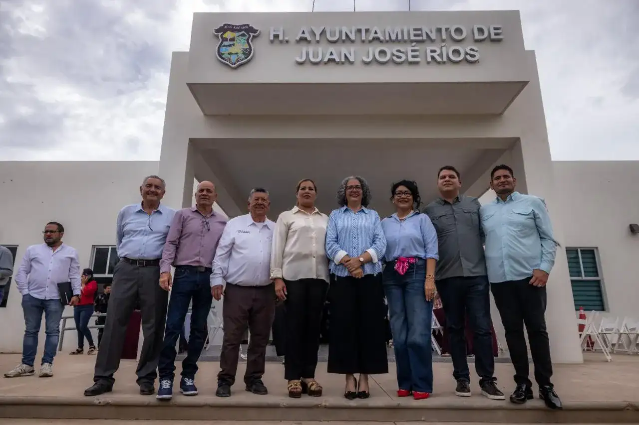 Autoridades durante un recorrido por las instalaciones del ayuntamiento de Juan José Ríos
