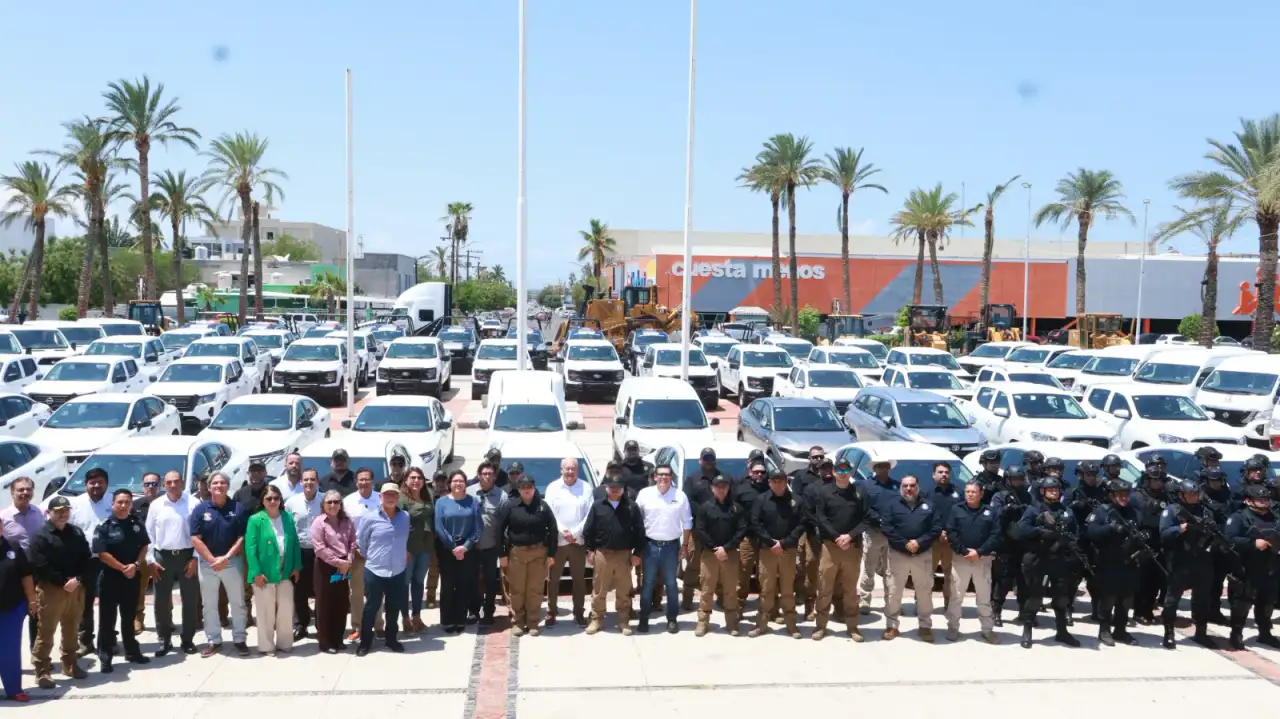 Vehículos oficiales estacionados durante la ceremonia de entrega en Baja California Sur