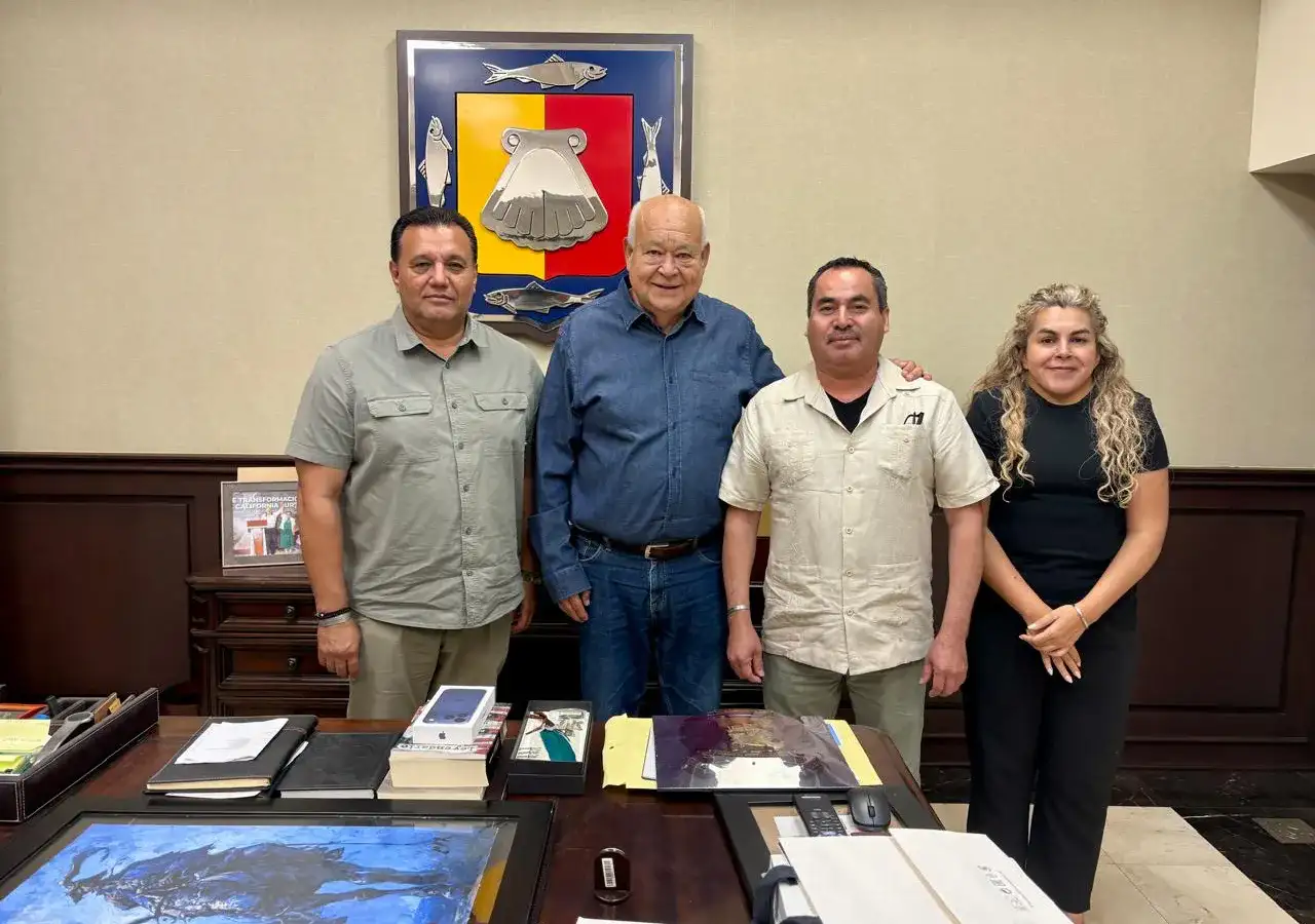 Gobernador Víctor Castro y director del ITSCC en reunión de trabajo