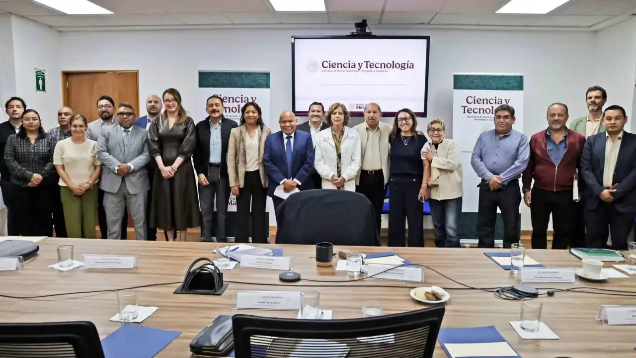 Reunión de alcaldesa con autoridades educativas en oficinas gubernamentales