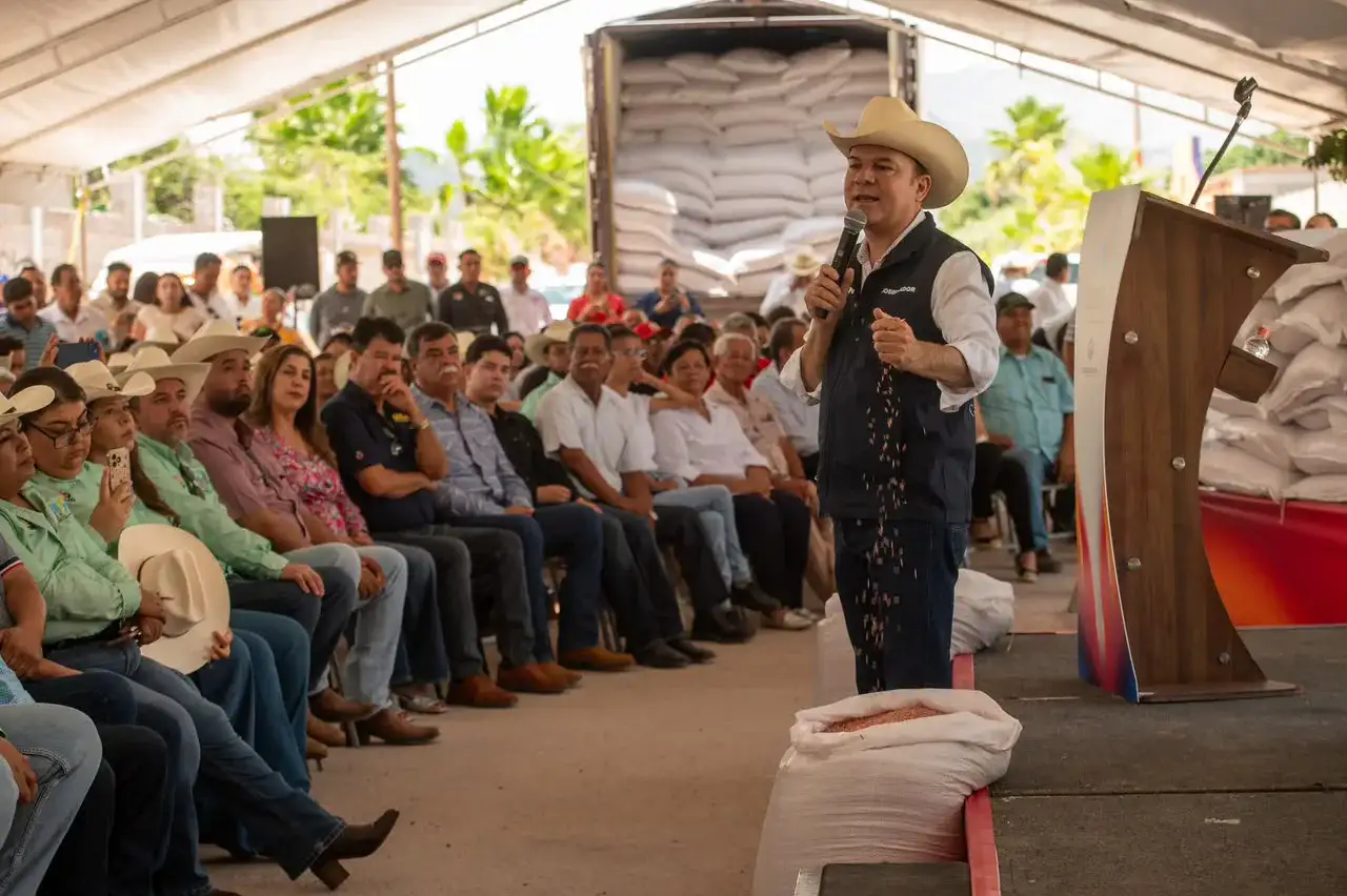 Entrega de semilla de avena y dron agrícola en Lerdo, Durango