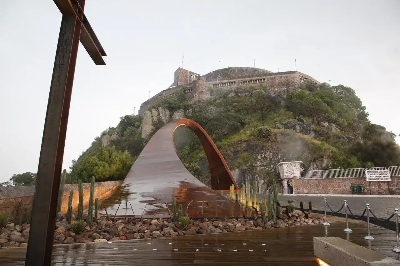 Arco de acceso y explanada en el Cerro del Cubilete, Guanajuato