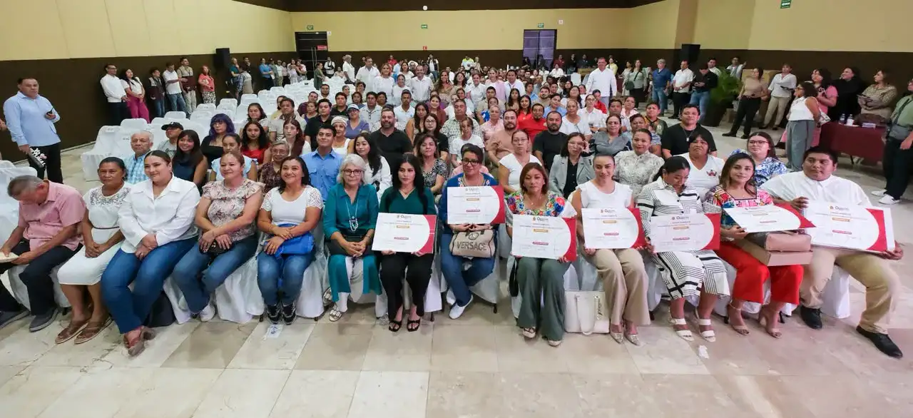Funcionarios y beneficiarios durante la entrega de equipamiento tecnológico en Chetumal