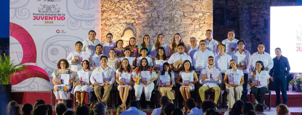 Jóvenes galardonados en el Fuerte de San Felipe de Bacalar durante la ceremonia
