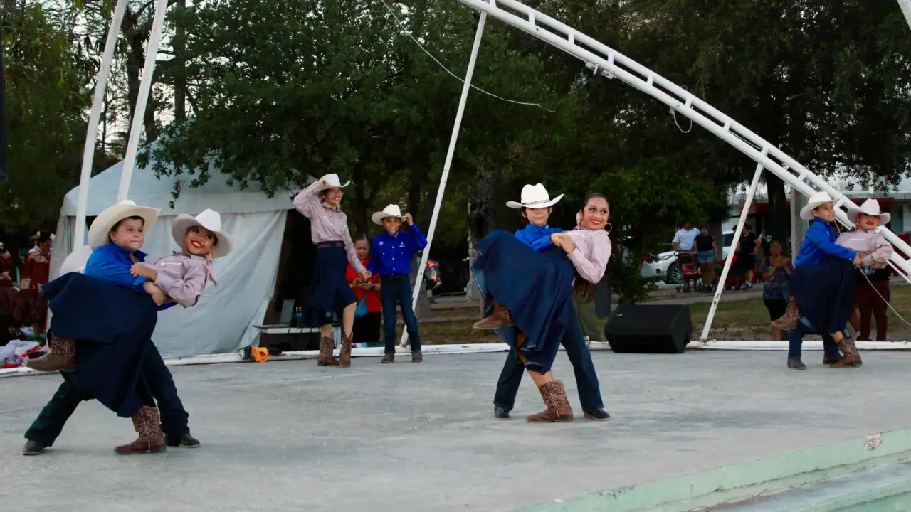 Bailarines de danza folclórica en la Plaza Treviño Zapata de Reynosa