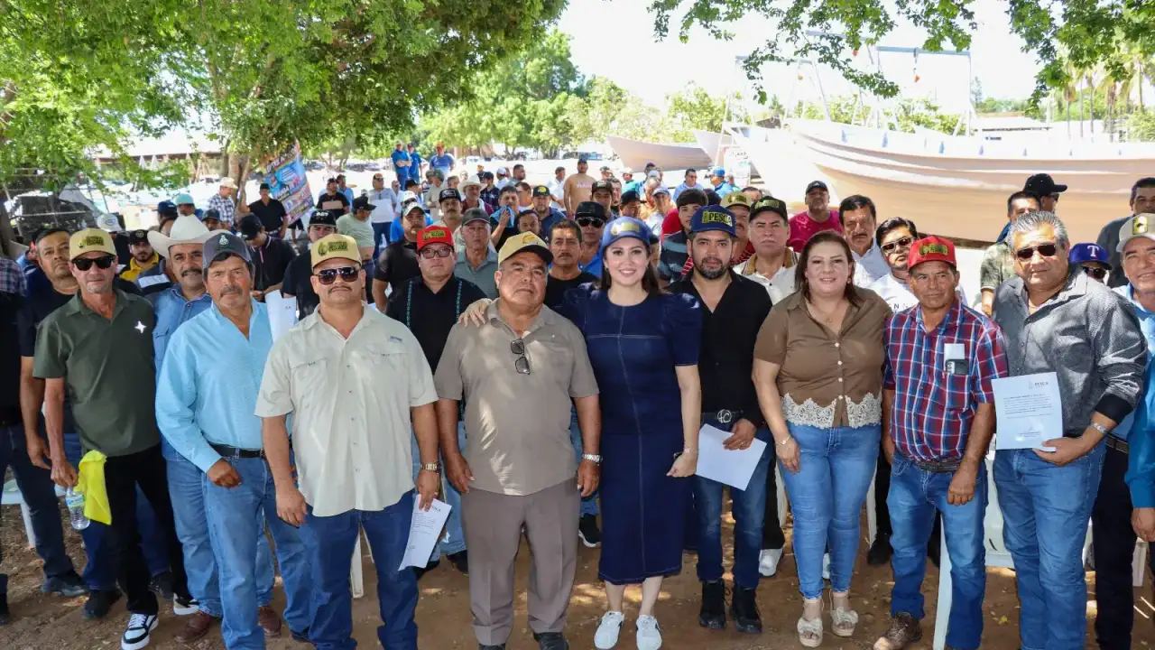 Entrega de embarcaciones menores a pescadores en Sinaloa