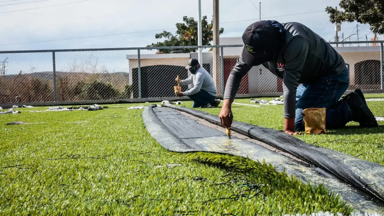 Obras de construcción en Sinaloa, con maquinaria pesada y trabajadores