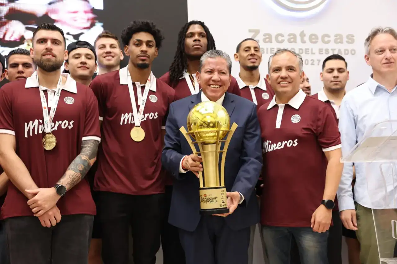 Jugadores de Mineros de Zacatecas celebran con el trofeo de la Copa Value 2026