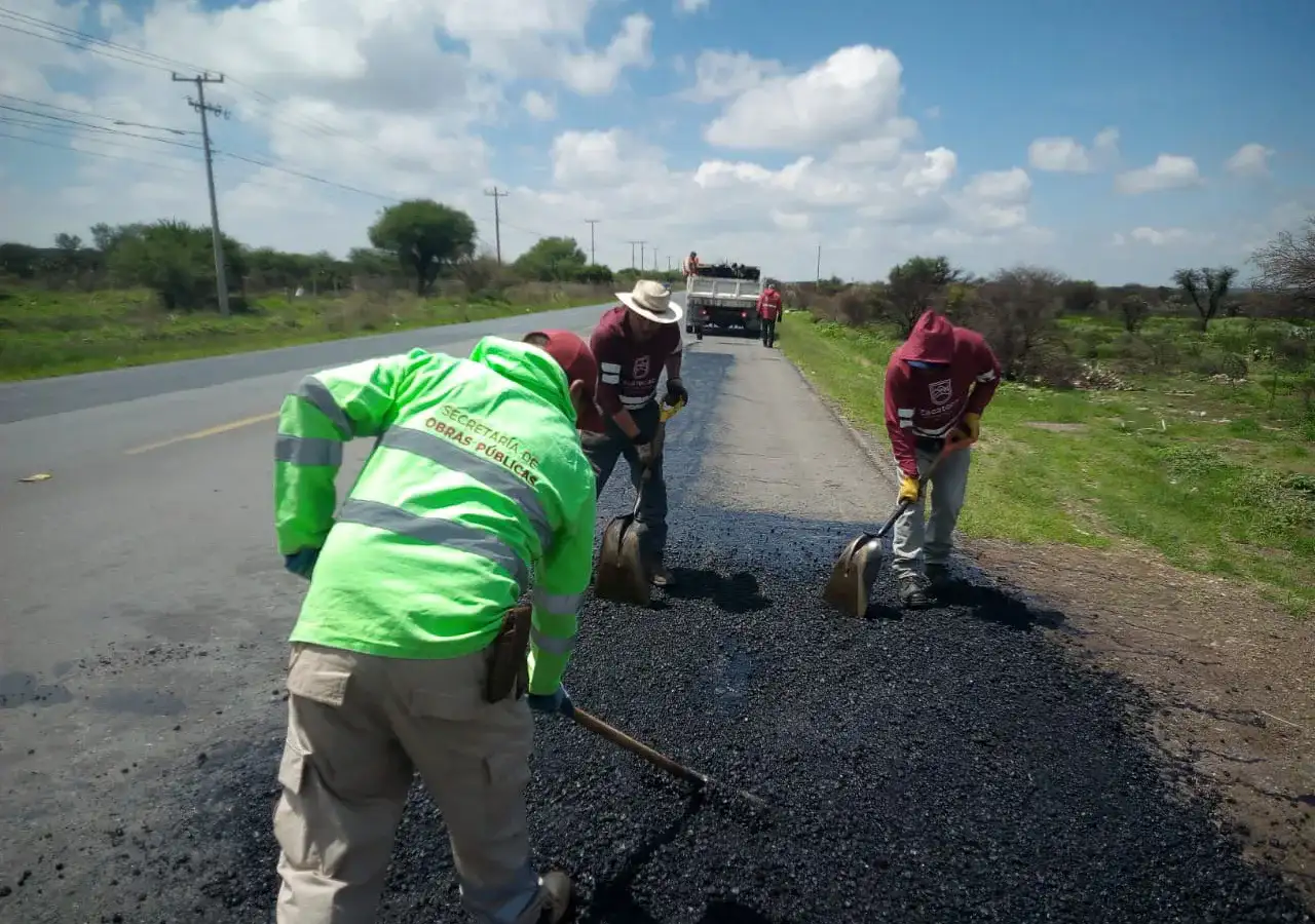 Trabajos de conservación carretera en tramo Santa Mónica-Pozo de Gamboa, Zacatecas