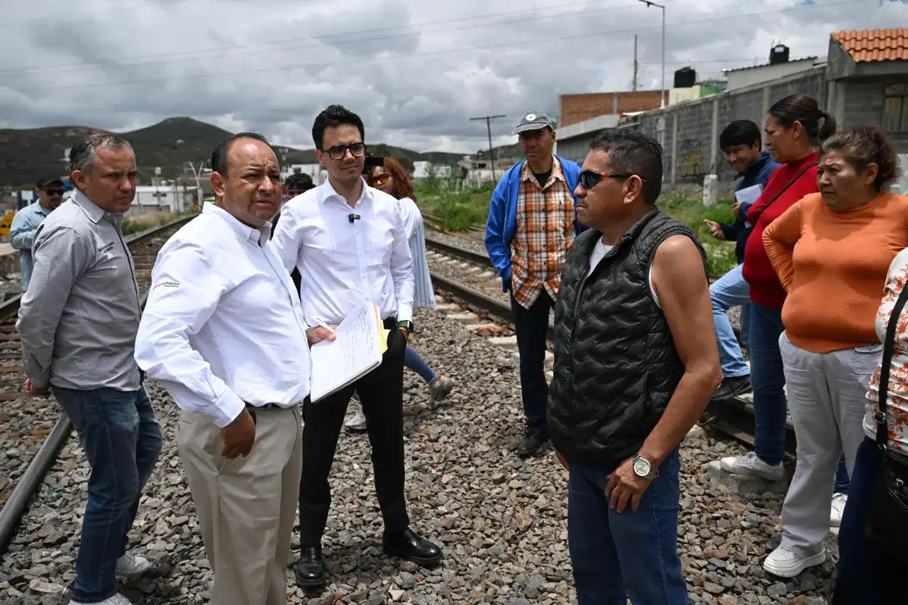 Autoridades y vecinos inspeccionan cruce ferroviario en colonia de Zacatecas