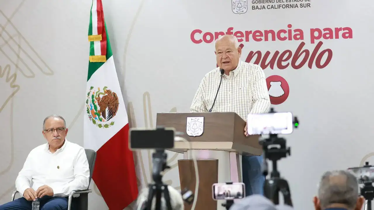 Autoridades estatales y universitarias en conferencia de prensa