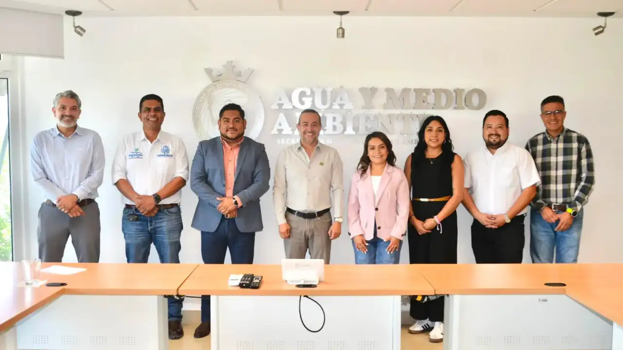 Reunión entre funcionarios estatales y municipales en oficinas de la Secretaría de Agua y Medio Ambiente