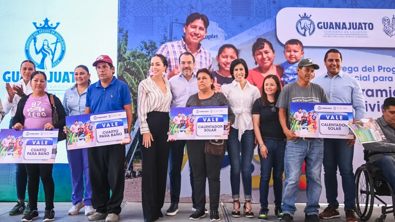 Entrega de apoyos de mejoramiento de vivienda en Dolores Hidalgo