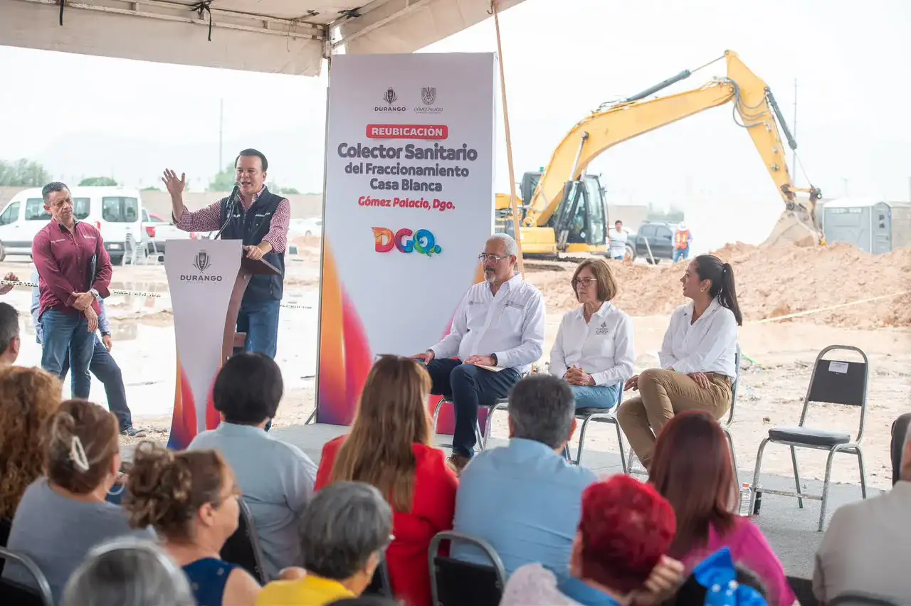 Autoridades durante el arranque de obras de drenaje en Gómez Palacio