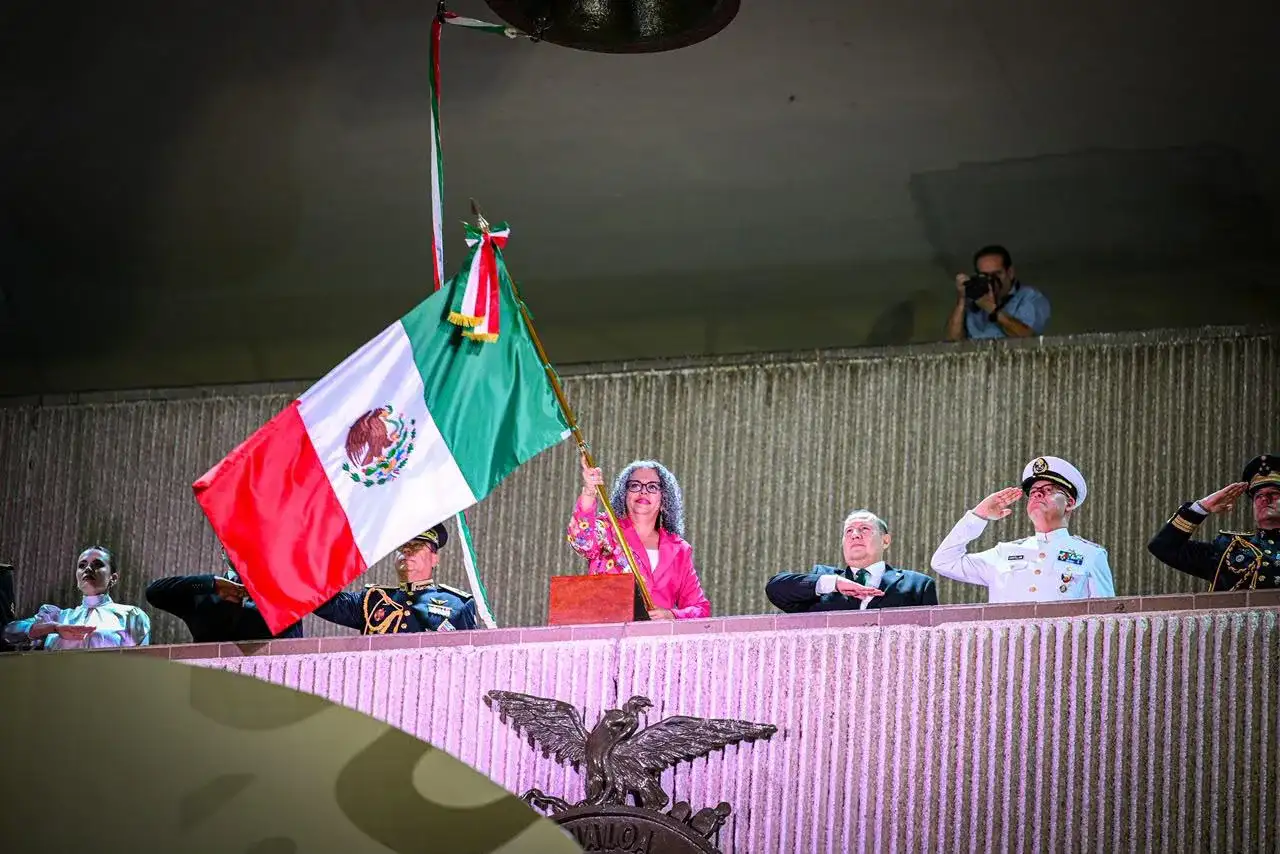 Personas reunidas en la explanada de Palacio de Gobierno durante la ceremonia del Grito de Independencia en Culiacán