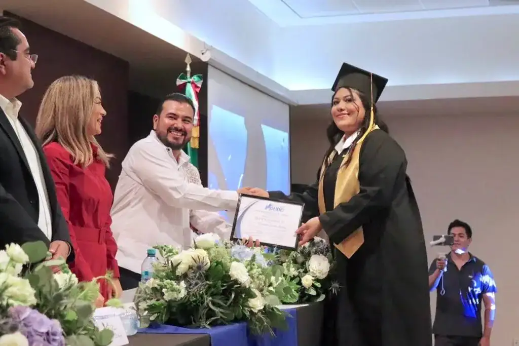 Graduados de la Universidad de Los Cabos durante la ceremonia