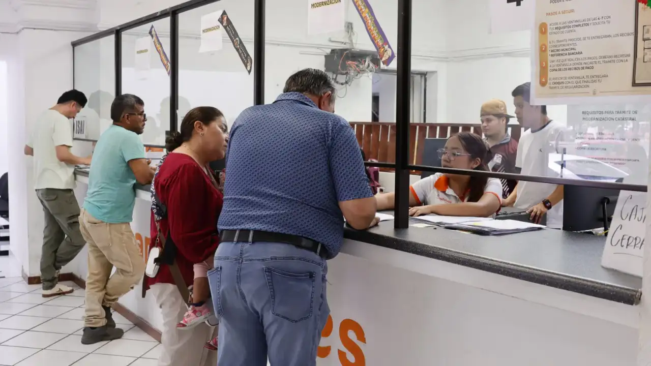 Personas formadas en oficinas de la Tesorería municipal de Guadalupe