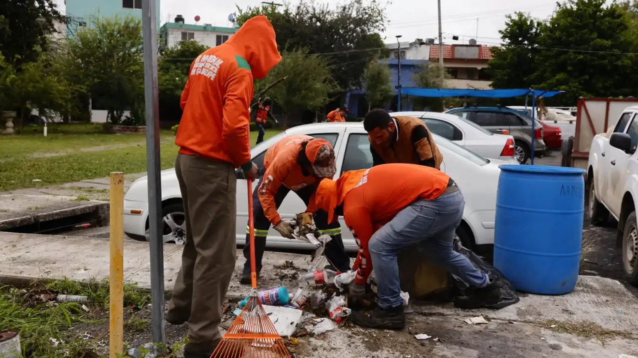 Cuadrillas municipales realizan labores de limpieza y mantenimiento en una colonia de Guadalupe