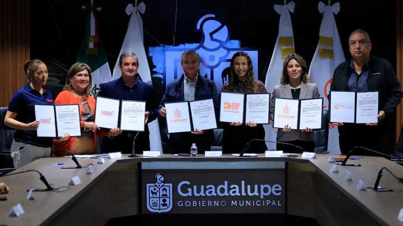 Menores y familias durante una jornada de atención médica en Guadalupe