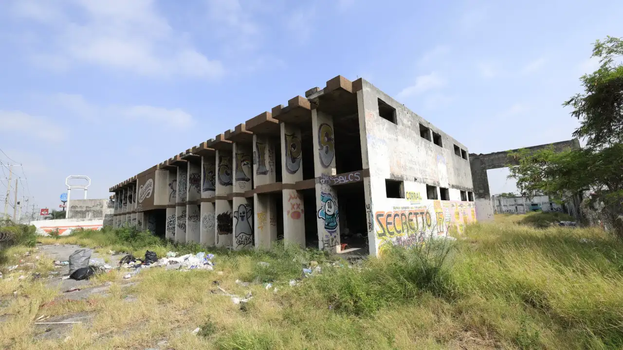 Vista del predio abandonado de REMOSA en la colonia El Sabino, Guadalupe