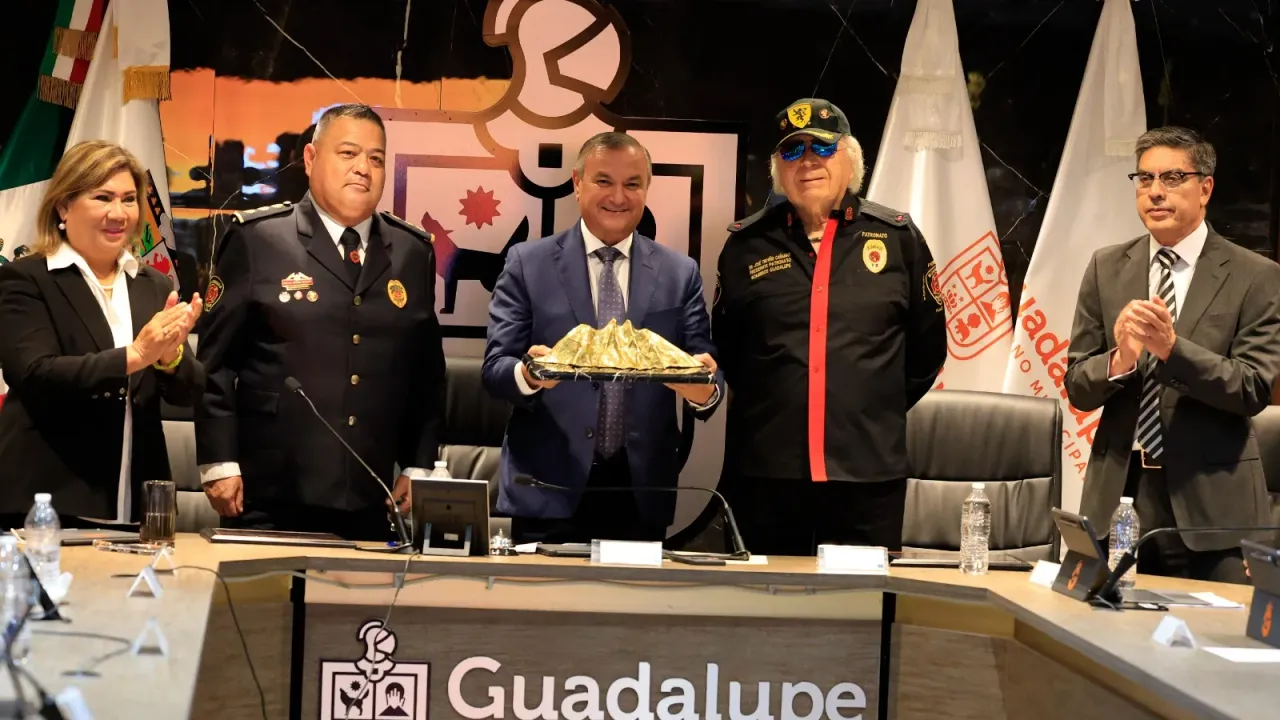 Entrega de reconocimiento a bombero en sesión solemne en Guadalupe