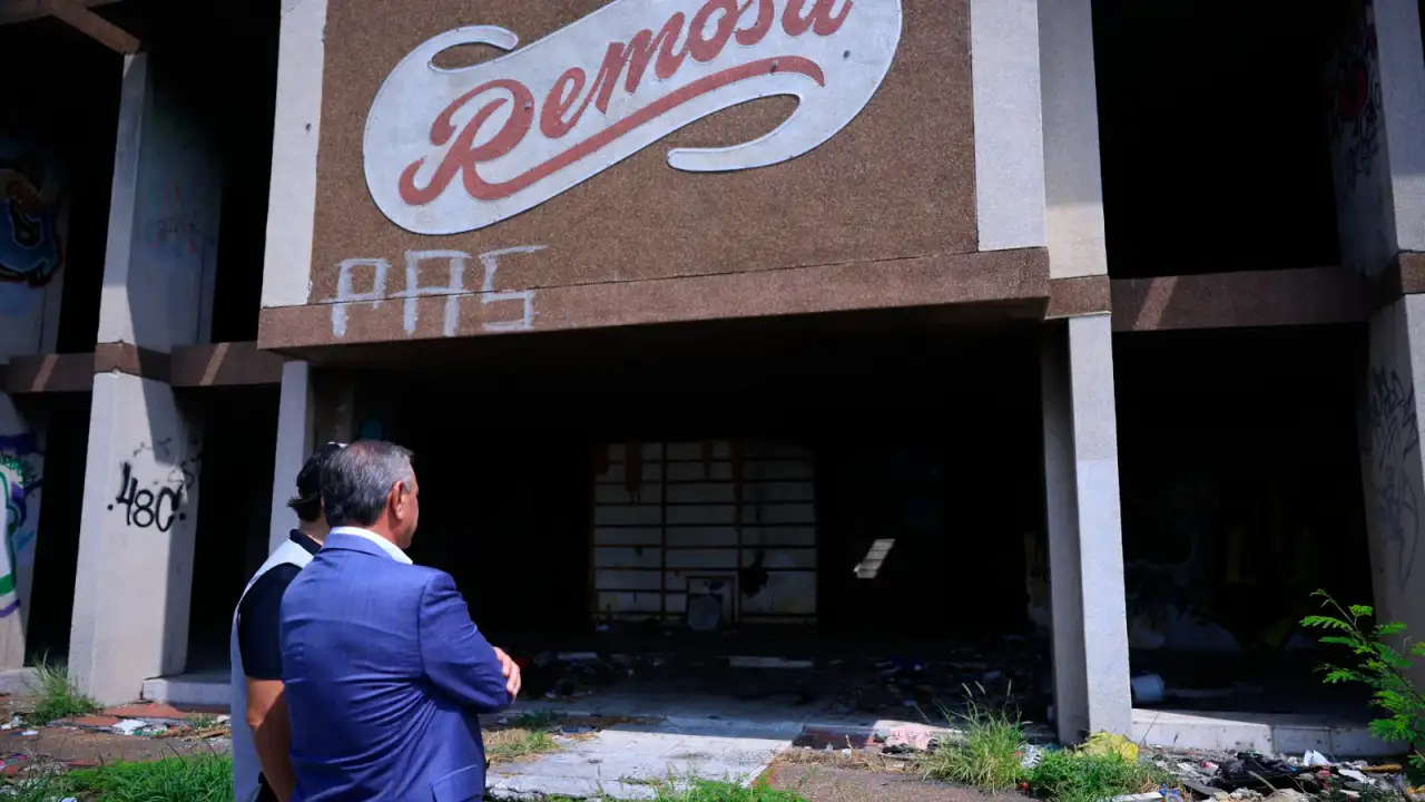 Alcalde supervisa demolición de barda en terreno de REMOSA