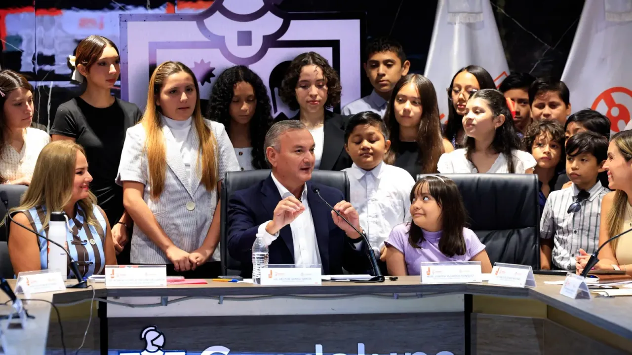 Niños y niñas durante la toma de protesta del consejo infantil en Guadalupe