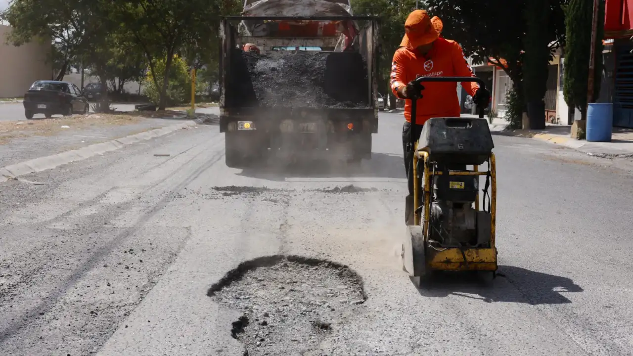 Cuadrillas municipales trabajando en el bacheo de una avenida en Guadalupe, Nuevo León