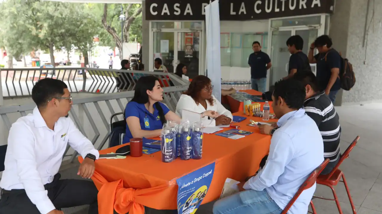 Personas consultando ofertas de empleo en una brigada laboral en Guadalupe, Nuevo León