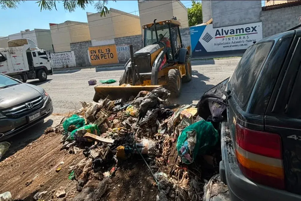 Cuadrilla de limpieza municipal recoge cacharros en una colonia de Guadalupe