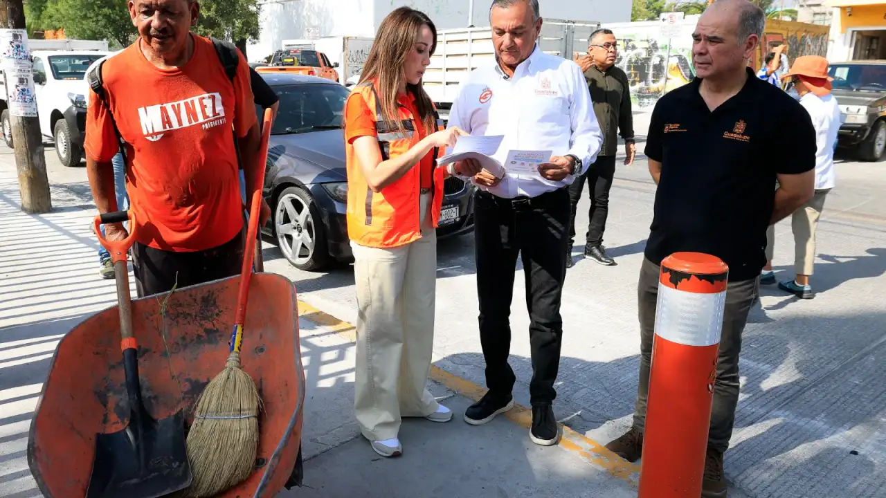 Personal de salud fumigando una calle en una colonia de Guadalupe, Nuevo León